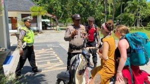Seorang-WNA-ketika-ditilang-di-Nusa-Penida-belum-lama-ini.jpg