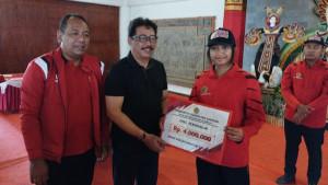 Seorang-atlet-berprestasi-Gianyar-menerima-bonus-dari-Pemkab-Gianyar.jpg