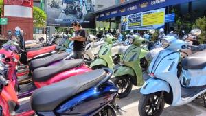 Seorang-juri-dari-Filano-Dealer-Modifest-tengah-melakukan-penilaian-terhadap-sepeda-motor.jpg