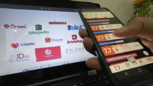 Seorang-memilih-barang-untuk-belanja-online-di-smartphone.jpg