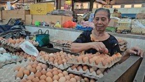 Seorang-pedagang-telur-di-Pasar-Galiran-Klungkung.jpg