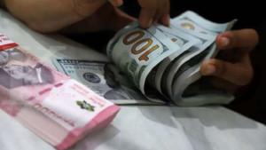 Seorang-pegawai-money-changer-menghitung-uang-pecahan-dolar-dan-rupiah.jpg