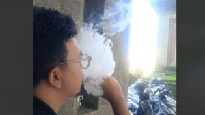 Seorang-pria-saat-menghembuskan-asap-dari-rokok-elektrik-Senin-22-September-2025.jpg