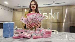 Seorang-teller-menghitung-uang-pecahan-Rp100000-di-Kantor-BNI-Jakarta.jpg