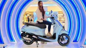 Seorang-user-berpose-diatas-Yamaha-Grand-Filano-Hybrid-Connected.jpg