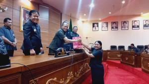 Sidang-paripurna-Fraksi-fraksi-di-DPRD-Bangli-Bali-saat-menyampaikan-pandangan.jpg