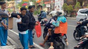 Siswa-Bagikan-Takjil-Gratis-di-Jalan-Imam-Bonjol-Denpasar.jpg