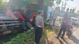 Situasi-di-TKP-truk-tronton-terperosok-ke-kebun-warga-usai-mengalami-out-of-control.jpg