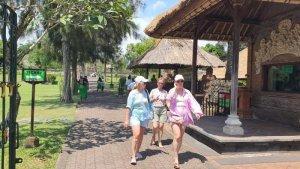 Situasi-kunjungan-wisatawan-di-Objek-Wisata-Taman-Ayun26.jpg