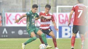 Striker-Persebaya-Bruno-Moreira-ditempel-ketat-pemain-Madura-United.jpg