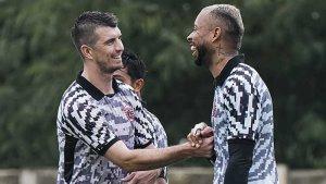 Striker-Persija-Gustavo-Almeida-berjabat-tangan-dengan-Ondrej-Kudela.jpg