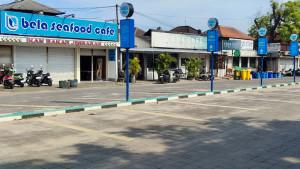 Suasana-area-parkir-kawasan-Cafe-19-Pantai-Muaya.jpg