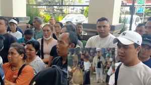 Suasana-di-luar-ruang-persidangan-Mangku-Luwes-896.jpg