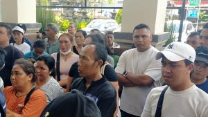 Suasana-di-luar-ruang-persidangan-Mangku-Luwes-di-Pengadilan-Negeri-Bangli.jpg