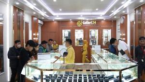 Suasana-jual-beli-emas-di-Galeri24-Mengenal-Galeri24-dan-Layanan-Buyback-Resmi.jpg