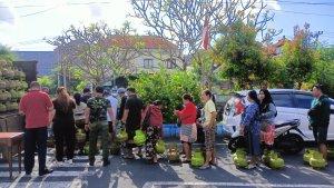 Suasana-operasi-pasar-khusus-gas-subsidi-3kg-yang-berada-di-depan-Kantor-Kelurahan-Legian.jpg