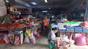 Suasana-pedagang-di-Pasar-Badung-pasca-banjir-896.jpg