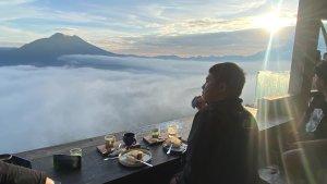 Suasana-pengunjung-di-sebuah-kafe-yang-antusias-menyambut-pagi-hari-di-Kintamani.jpg