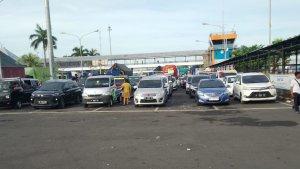 Suasana-penumpukan-kendaraan-menjelang-Hari-Suci-Nyepi-Tahun-Caka-1945-di-areal-Pelabuhan-Gilimanuk.jpg
