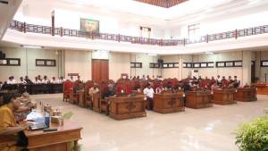 Suasana-rapat-paripurna-pemandangan-umum-Fraksi-fraksi-DPRD-Buleleng-145.jpg