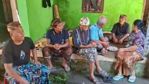 Suasana-rumah-duka-keluarga-bidan-yang-hanyut-terseret-aruslll.jpg