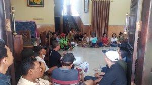 Suasana-saat-para-pedagang-Pasar-Umum-Negara-mendatangi-rumah-Anggota-DPRD-Jembrana.jpg