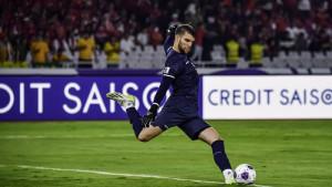 TENDANG-BOLA-Penjaga-gawang-timnas-Indonesia-Maarten-Paes-beraksi-di-laga.jpg