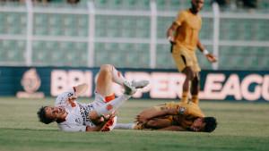 TERJATUH-Pemain-Bali-United-kiri-terjatuh-setelah-berebut-bola.jpg