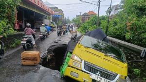 TERJEREMBAB-Truk-pengangkut-besi-terjerembab-di-Jembatan-Dauh-Labak.jpg