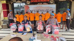 TERSANGKA-NARKOBA-Sejumlah-tersangka-kasus-narkoba-saat-dilihatkan-beserta-barang-bukti.jpg