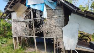 TINJAU-LOKASI-Petugas-BPBD-Jembrana-saat-meninjau-rumah-warga.jpg