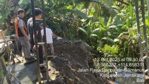 TRC-BPBD-Jembrana-bersama-para-pihak-saat-melakukan-assessment-di-lokasi-kejadian-longsor.jpg