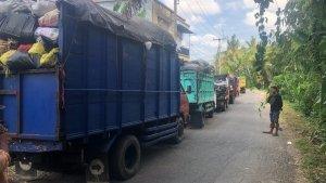 TRUK-SAMPAH-Antrean-truk-sampah-di-TPA-Mandung-Tabanan-Selasa-215.jpg
