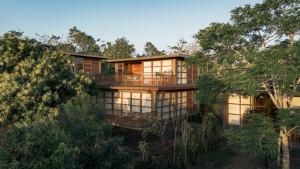 Tampilan-salah-satu-kamar-Grün-Uluwatu-yang-memadukan-vila-dan-rumah-pohon.jpg