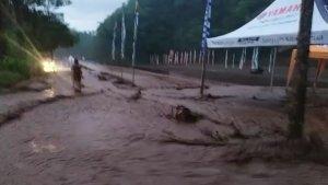 Tangkap-layar-banjir-bandang-di-sirkuit-dragrace-Desa-Landih.jpg