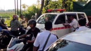 Tangkapan-layar-mobil-ambulance-yang-diduga-sopirnya-tidak-sadarkan-diri-di-Jalan-Raya-Sempidi.jpg