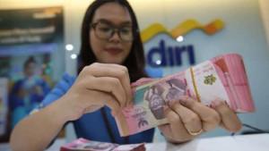 Teller-menghitung-uang-di-kantor-cabang-Bank-Mandiri-Jakarta.jpg