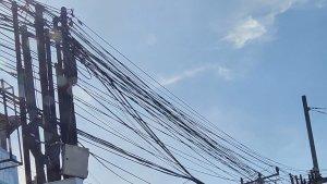 Terdapat-banyak-tiang-provider-penyedia-internet-disepanjang-jalanan-kawasan-pariwisata-di-Bali.jpg