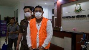 Tersangka-AWS-saat-diamankan-di-kantor-Kejari-Bangli.jpg