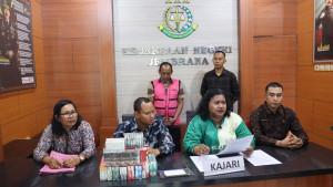 Tersangka-Nur-Hakim-dan-barang-bukti-perkara.jpg