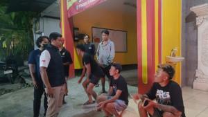 Tiga-pemuda-yang-yang-sempat-berkelahi-karena-minuman-keras-berakhir-damai-896.jpg