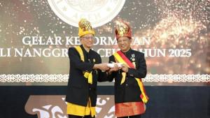 Tito-Karnavian-saat-dianugerahi-gelar-kehormatan-adat-Aceh-Petua-Panglima-Hukom-Nanggroe.jpg