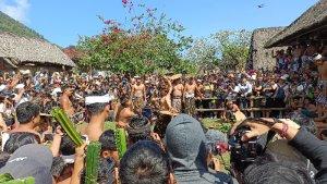 TradisiMekare-kare-atau-Gered-Pandan-di-Karangasem-Bali-pada-11-Juni-2023.jpg