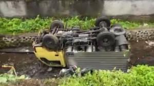 Truk-box-tergelincir-dan-terjun-ke-sungai-di-Sidemen-89.jpg