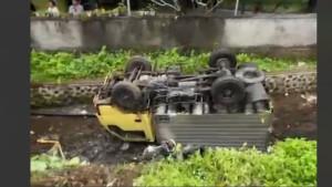 Truk-box-tergelincir-dan-terjun-ke-sungai-di-Sidemen-Kamis.jpg