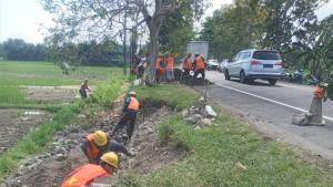 Ujung-Jembatan-Samblong-di-Kelurahan-Sangkaragung-Kecamatan-Jembrana-yang-jebol.jpg