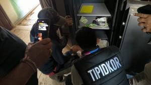 Unit-Tipikor-Polres-Bangli-Bali-saat-melakukan-penggeledahan-LPD-Selulung-59.jpg