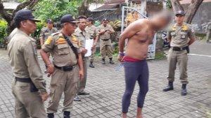 WNA-Inggris-yang-mengalami-ODGJ-saat-diamankan-di-Kantor-Satpol-PP-Denpasar.jpg
