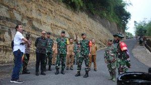 Waasintel-KSAD-Brigjen-TNI-Moch-Sjasul-Arief-Tinjau-Langsung-Progres-TMMD-di-Bangli.jpg