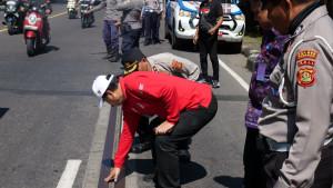 Wabup-I-Made-Dirga-bersama-tim-saat-meninjau-Jalan-Abiantuwung.jpg